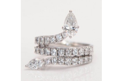 Stylish Snake in Glittering Diamonds 